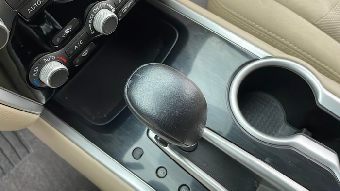 NISSAN PATHFINDER-Gear lever Knob Scratch