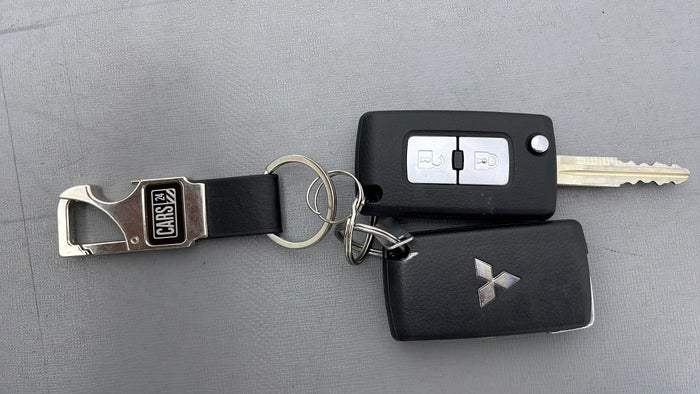 MITSUBISHI PAJERO-Key Close-up