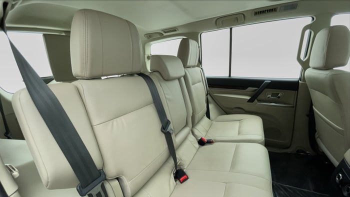 MITSUBISHI PAJERO-Right Side Door Cabin View