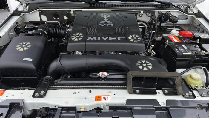 MITSUBISHI PAJERO-Engine Bonet View