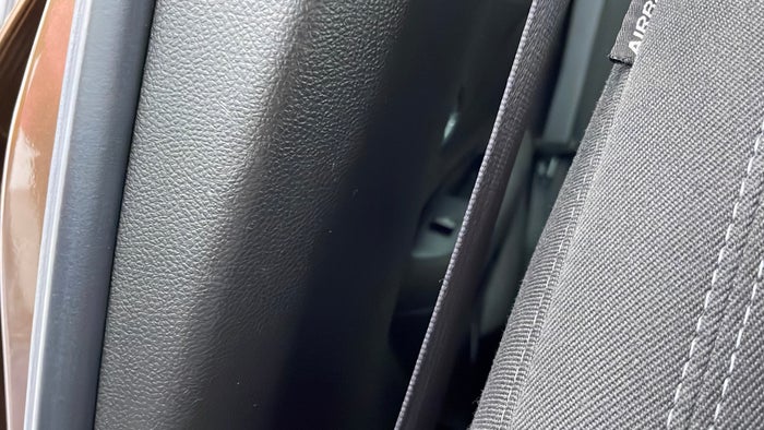 Opel Mokka-Pillar RHS B Scratch