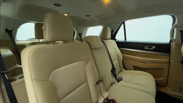 FORD EXPLORER-Right Side Door Cabin View