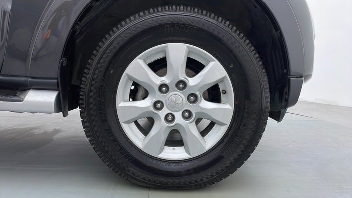 MITSUBISHI PAJERO-Right Front Tyre