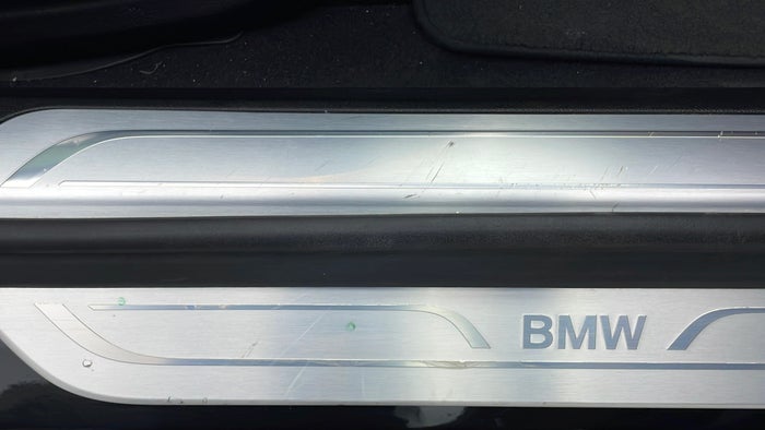 BMW 7 SERIES-Running Board RHS Scratch