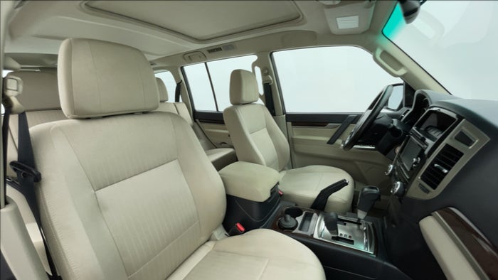MITSUBISHI PAJERO-Right Side Front Door Cabin View