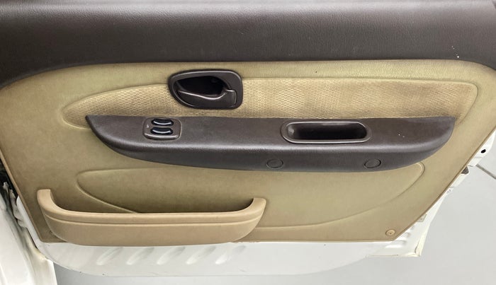 2012 Hyundai Santro Xing GLS, CNG, Manual, 1,08,931 km, Driver Side Door Panels Control