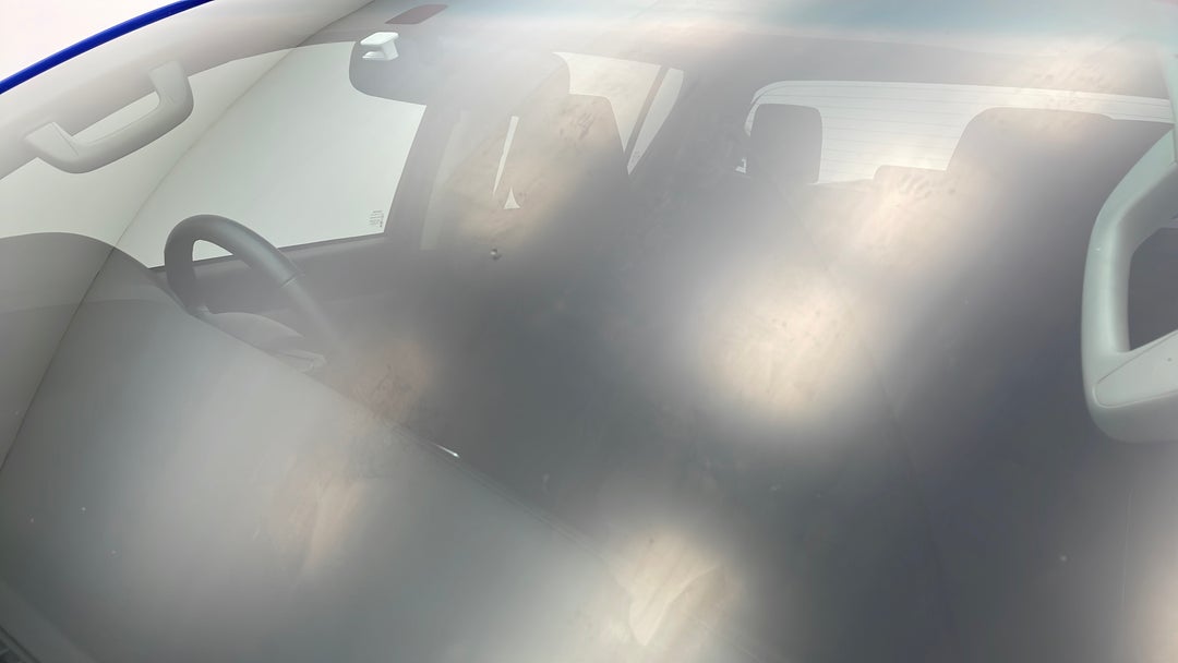 2016 Toyota Hilux Sr5 (4x4), Automatic, 100383 km, Windshield Front Chip repair