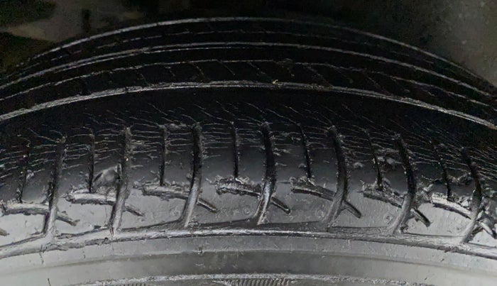 2016 Maruti Ciaz  ZDI SHVS, Diesel, Manual, 42,280 km, Right Rear Tyre Tread