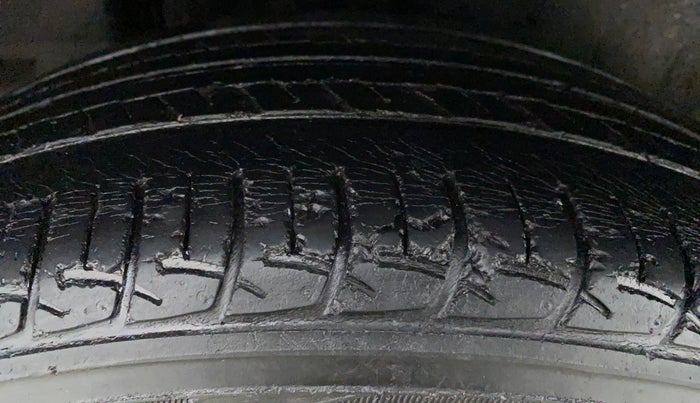 2016 Maruti Ciaz  ZDI SHVS, Diesel, Manual, 42,280 km, Left Rear Tyre Tread