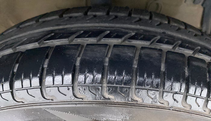 2014 Maruti Swift VDI, Diesel, Manual, 1,61,458 km, Right Front Tyre Tread