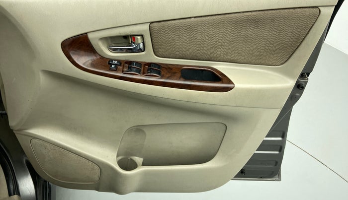 2012 Toyota Innova 2.5 VX 8 STR BS IV, Diesel, Manual, 1,16,365 km, Driver Side Door Panels Control