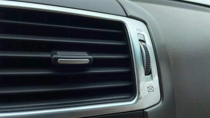 KIA MOHAVE-Dashboard AC Vent Scratch