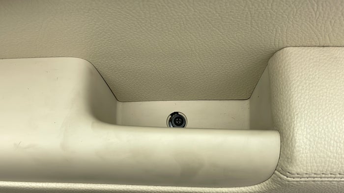 KIA MOHAVE-Door Interior RHS front Clip Broken/Missing
