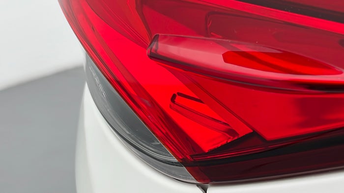TOYOTA FORTUNER-Tail Light RHS Scratched