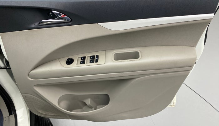 2020 Mahindra MARAZZO M6 8 STR, Diesel, Manual, 26,423 km, Driver Side Door Panels Control