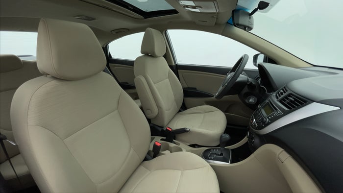 HYUNDAI ACCENT-Right Side Front Door Cabin View