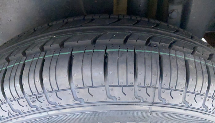 2013 Maruti Swift VXI D, Petrol, Manual, 86,374 km, Left Rear Tyre Tread