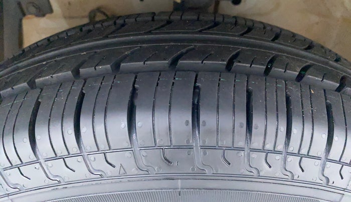 2013 Maruti Swift VXI D, Petrol, Manual, 86,374 km, Left Front Tyre Tread