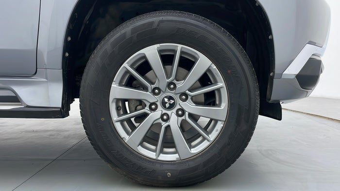 MITSUBISHI MONTERO-Right Front Tyre