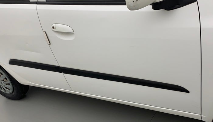 2014 Hyundai i10 MAGNA 1.1, CNG, Manual, 76,822 km, Driver-side door - Minor scratches