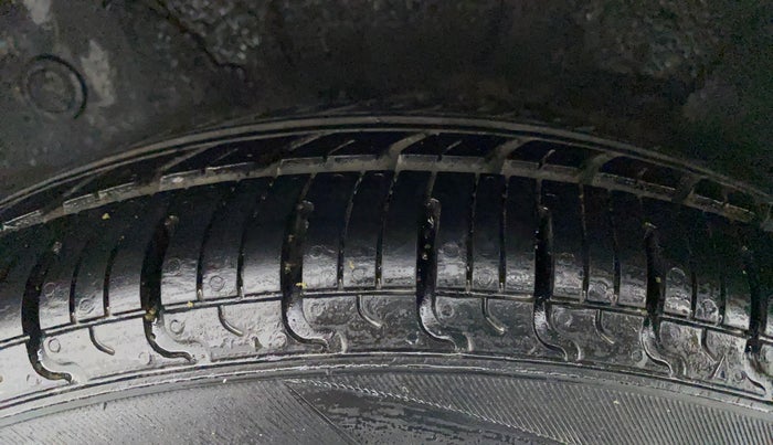 2014 Hyundai i10 MAGNA 1.1, CNG, Manual, 76,822 km, Right Rear Tyre Tread