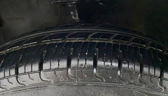2014 Hyundai i10 MAGNA 1.1, CNG, Manual, 76,822 km, Left Front Tyre Tread