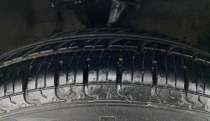 2014 Hyundai i10 MAGNA 1.1, CNG, Manual, 76,822 km, Right Front Tyre Tread