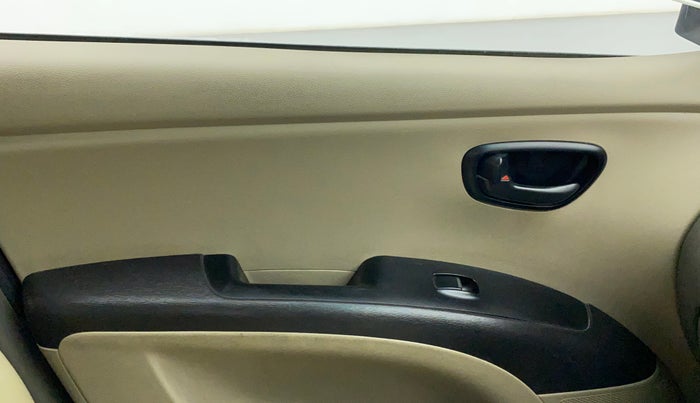 2014 Hyundai i10 MAGNA 1.1, CNG, Manual, 76,822 km, Left front window switch / handle - Power window makes minor noise