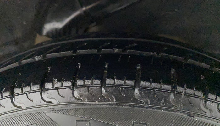 2014 Hyundai i10 MAGNA 1.1, CNG, Manual, 76,822 km, Left Rear Tyre Tread