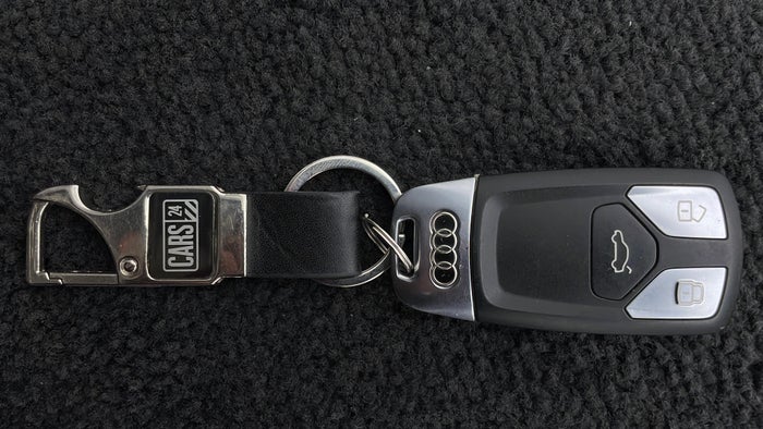 AUDI Q7-Key Close-up