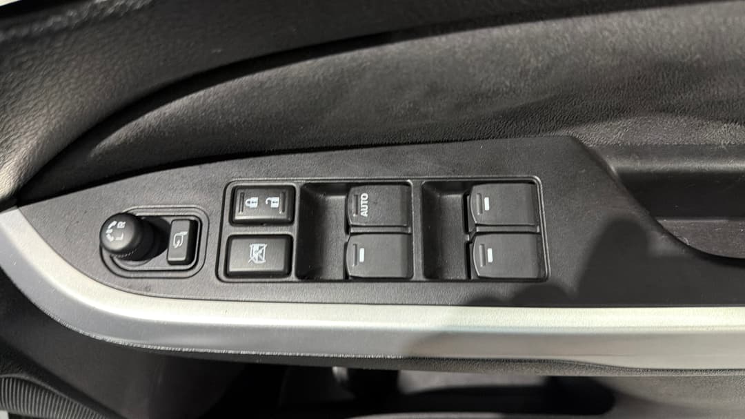 2016 Suzuki Vitara Rt-X (4WD), Automatic, 111945 km, Drivers Side Door Panel Controls