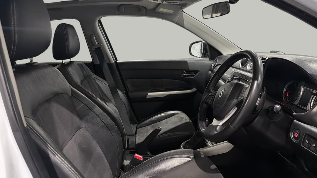 2016 Suzuki Vitara Rt-X (4WD), Automatic, 111945 km, Right Side Front Door Cabin View