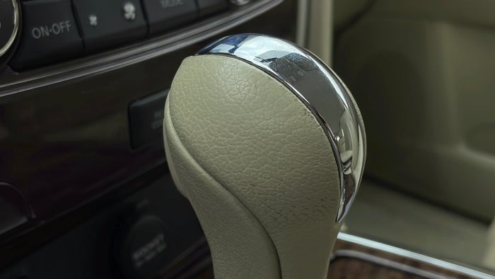 NISSAN PATROL-Gear lever Knob Scratch