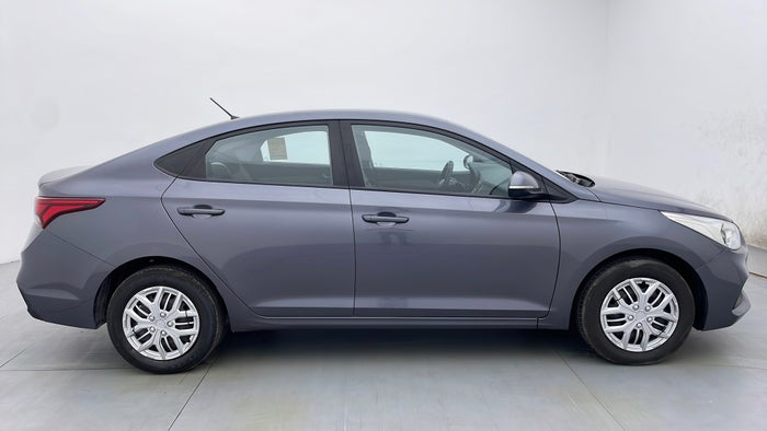 HYUNDAI ACCENT-Right Side View