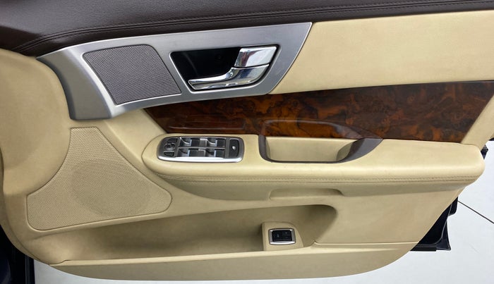 2014 Jaguar XF 3.0 S V6, Diesel, Automatic, 31,523 km, Driver Side Door Panels Control