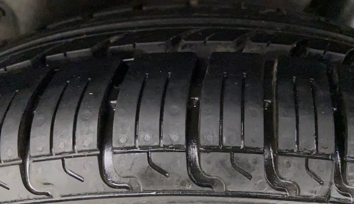 2016 Maruti Swift VDI, Diesel, Manual, 40,179 km, Left Front Tyre Tread