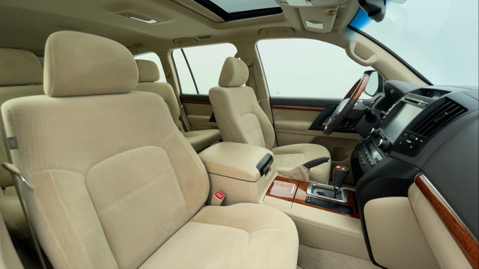 TOYOTA LAND CRUISER-Right Side Front Door Cabin View