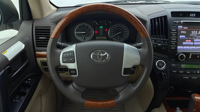 TOYOTA LAND CRUISER-Steering Wheel Close-up