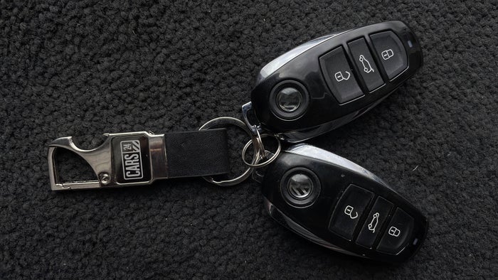 VOLKSWAGEN TOUAREG-Key Close-up