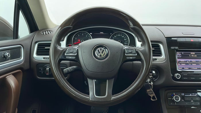 VOLKSWAGEN TOUAREG-Steering Wheel Close-up