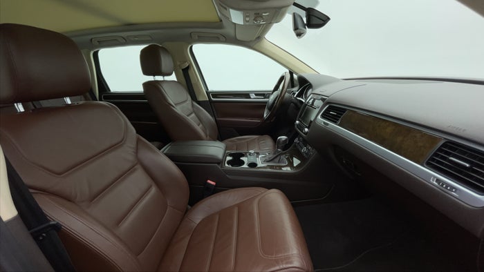 VOLKSWAGEN TOUAREG-Right Side Front Door Cabin View