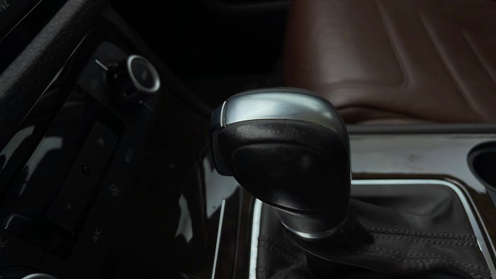 VOLKSWAGEN TOUAREG-Gear lever Knob Scratch