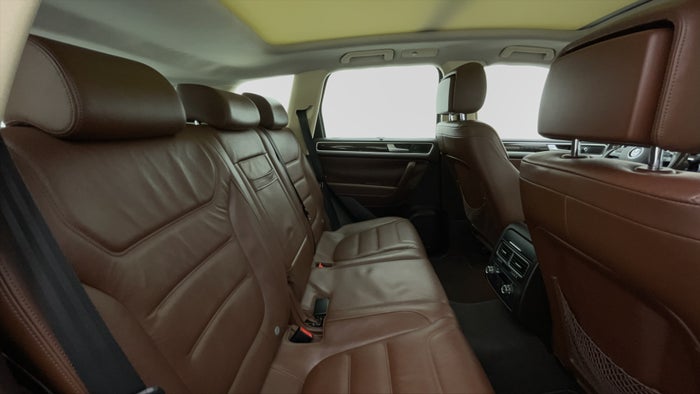 VOLKSWAGEN TOUAREG-Right Side Door Cabin View