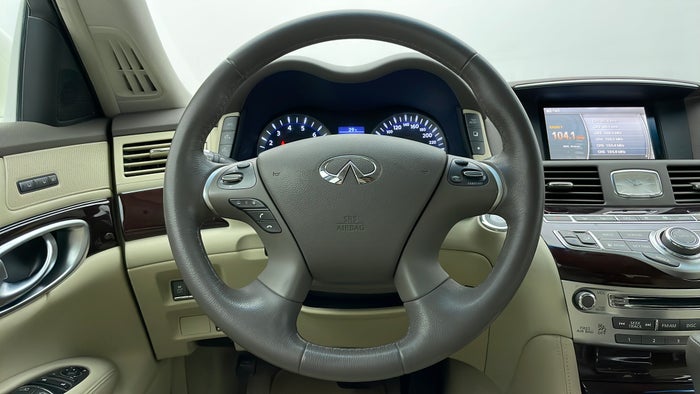 INFINITI Q70-Steering Wheel Close-up