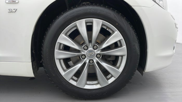 INFINITI Q70-Right Front Tyre