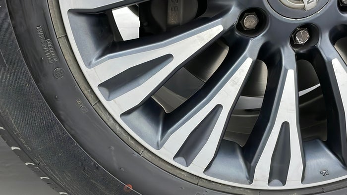 NISSAN PATROL-Alloy Wheel RHS Front Scratch