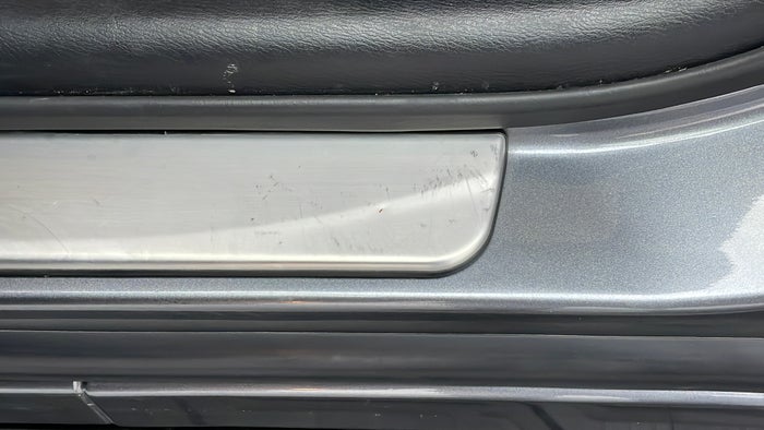 NISSAN PATROL-Running Board LHS Scratch