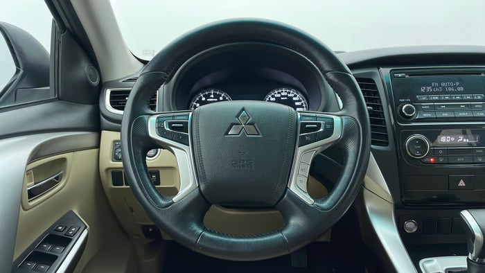 MITSUBISHI MONTERO SPORT-Steering Wheel Close-up