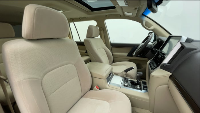 TOYOTA LAND CRUISER-Right Side Front Door Cabin View