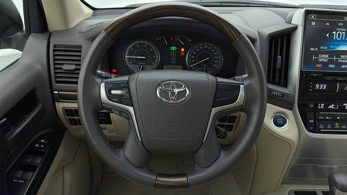 TOYOTA LAND CRUISER-Steering Wheel Close-up